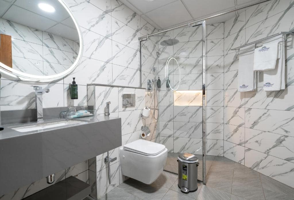 39-سرویس-بهداشتی-هتل-3-ستاره-هاوارد-جانسون-بر-دبی- Howard-Johnson-Bur-Dubai-Bathroom.jpg
