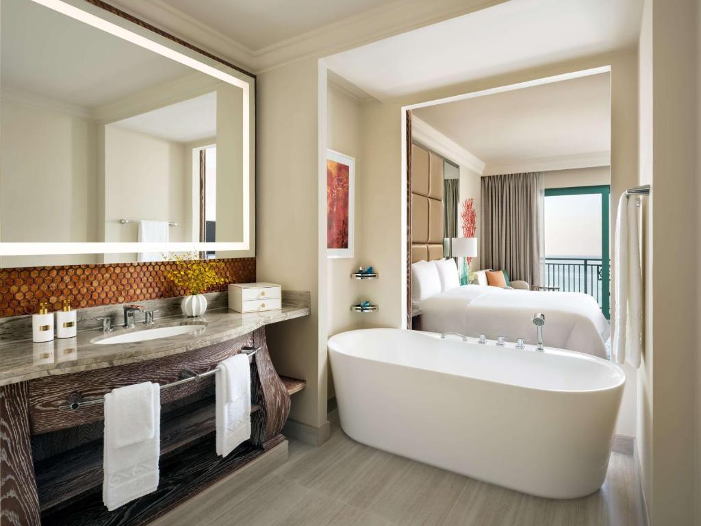 26-سرویس-بهداشتی-هتل-5-ستاره-آتلانتیس-دبی- Atlantis-The-Palm-Bathroom.jpg
