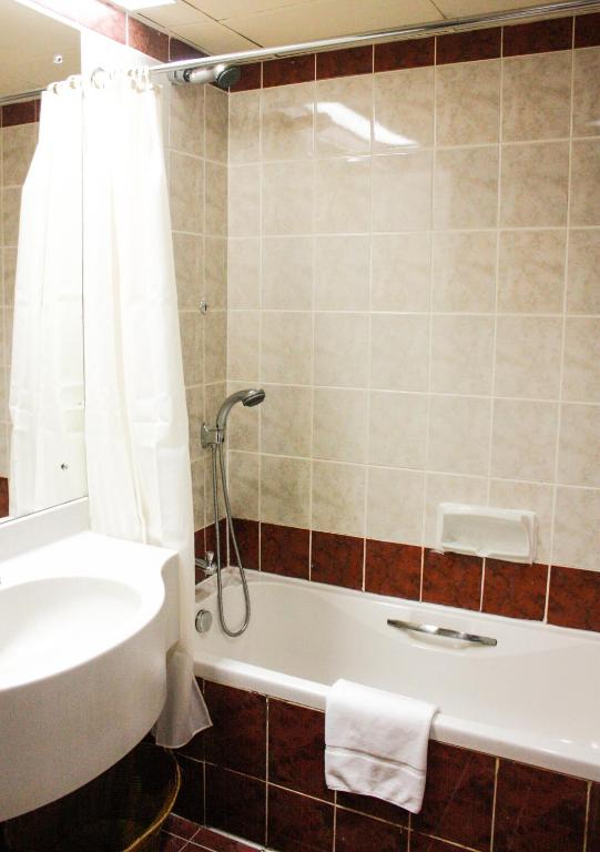 11-سرویس-بهداشتی-هتل-3-ستاره-گرند-می-فیر-دبی- Grand-Mayfair-Hotel-Bathroom.jpg