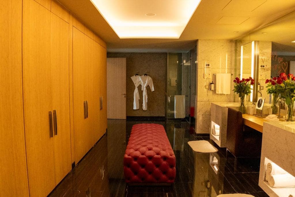 46-سرویس-بهداشتی-هتل-5-ستاره-سوفیتل-داون-تاون-دبی-Sofitel-Dubai-Down-Town-View-Bathroom.jpg