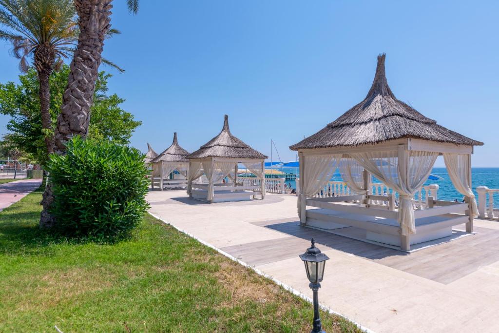 25-ساحل-هتل-5-ستاره-لوکسیا-کامفورت-ریزورت-کمر- Loxia-Comfort-Resort-Kemer-Hotel-Beach.jpg