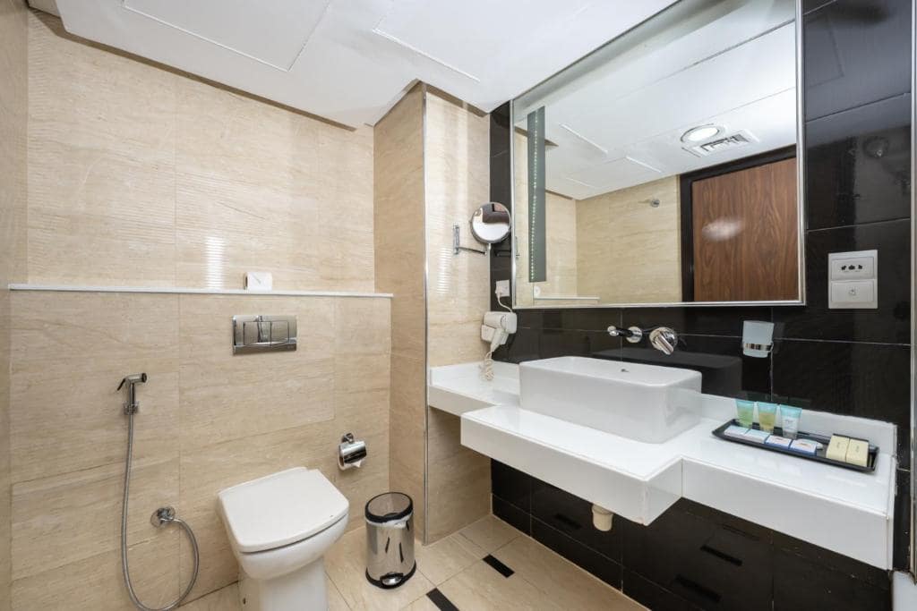 22-سرویس-بهداشتی-هتل-4-ستاره-پرل-سوئیس-دبی- Pearl-Swiss-Hotel-Dubai-Bathroom.jpg