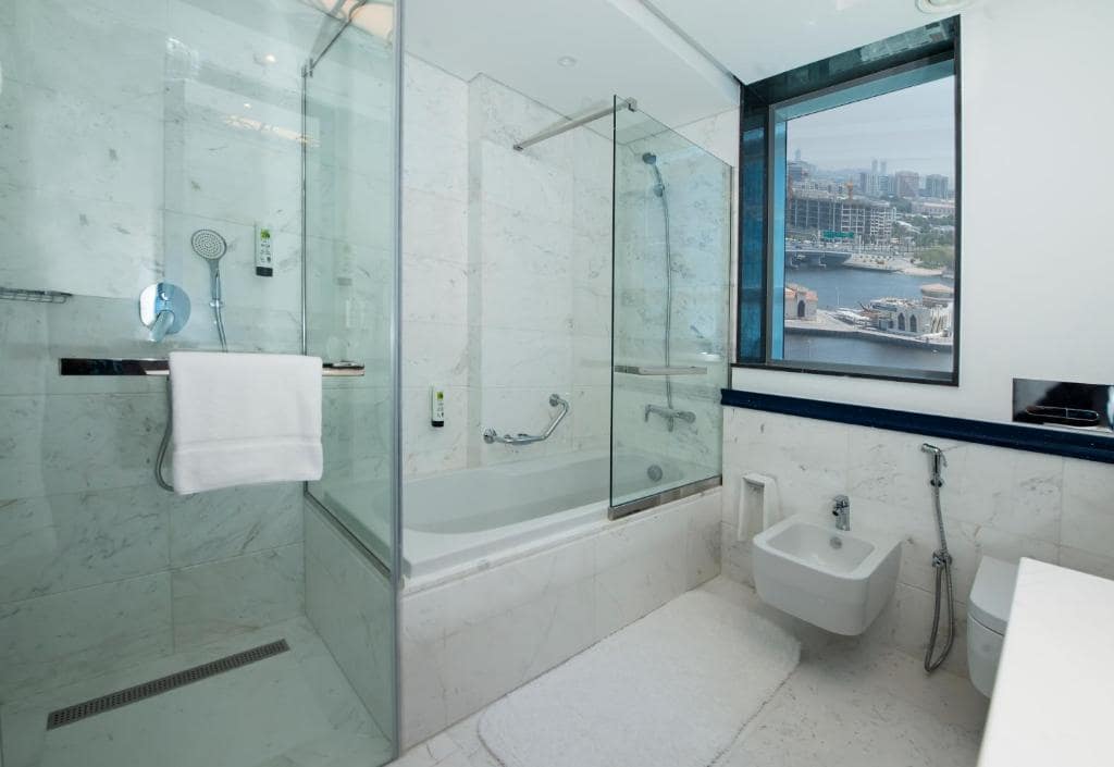 26-سرویس-بهداشتی-هتل-4-ستاره-اج-کریک-ساید-دبی- Edge-Creekside-Hotel-Dubai-Bathroom.jpg