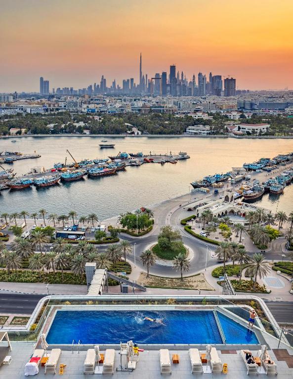34-استخر-هتل-5-ستاره-البندر-روتانا-کریک-دبی- Al-Bandar-Rotana-Dubai-Creek-Pool.jpg
