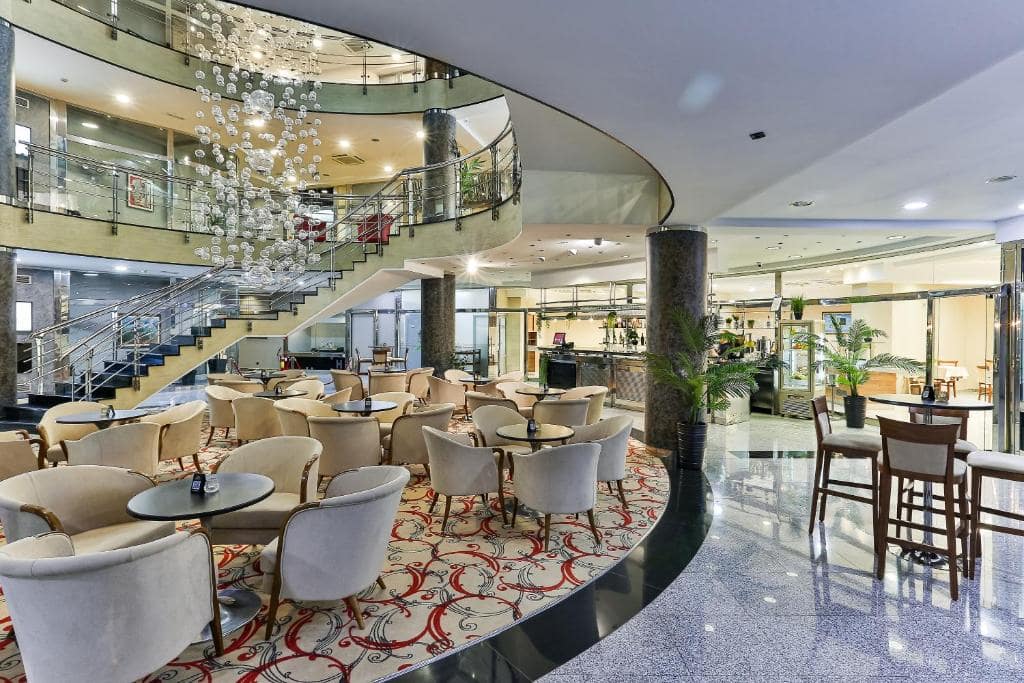 30-محوطه-هتل-3-ستاره-کینز-پارک-دبی-Kings-Park-Hotel-Dubai-Grounds.jpg