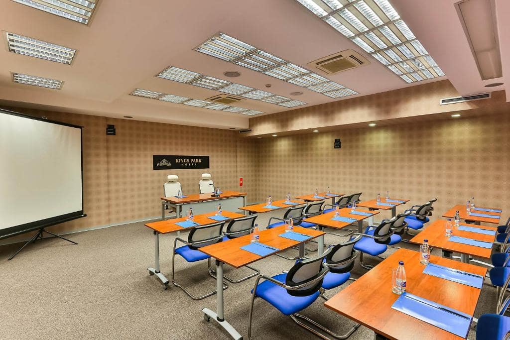 40-اتاق-کنفرانس- هتل-3-ستاره-کینز-پارک-دبی- Kings-Park-Hotel-Dubai-Restaurant-Conference-Room.jpg