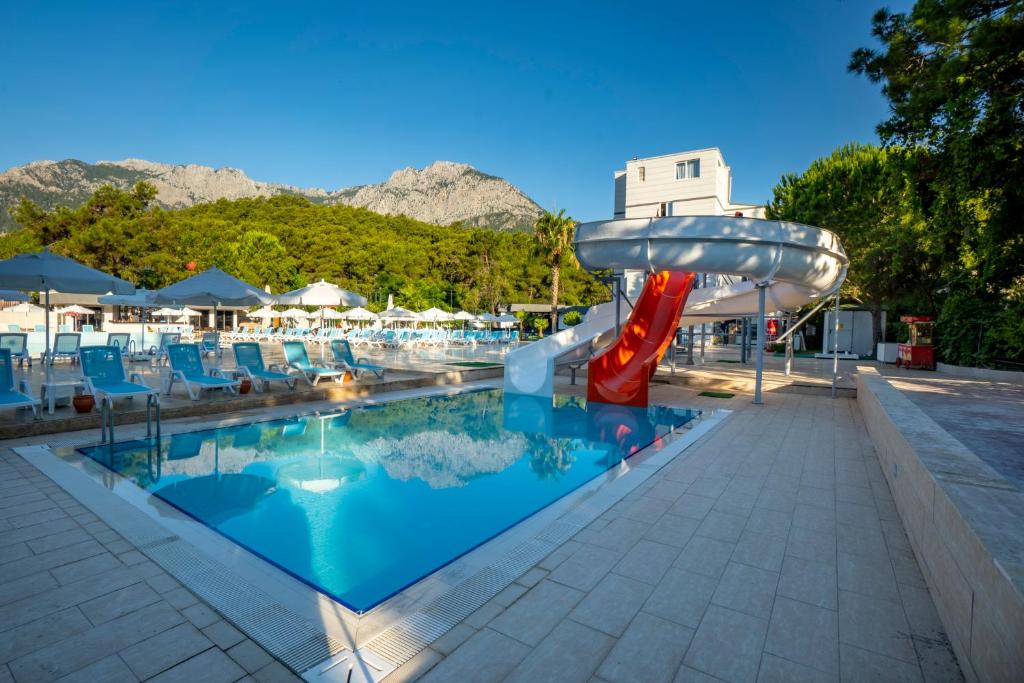 27-استخر-هتل-4-ستاره-الدار-گاردن-ریزورت-آنتالیا- Eldar-Garden-Resort-Antalya-Pool.jpg