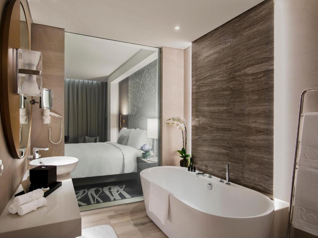 08 اتاق هتل 5 ستاره البندر روتانا کریک دبی Al bandar Rotana -Dubai Creek.jpg