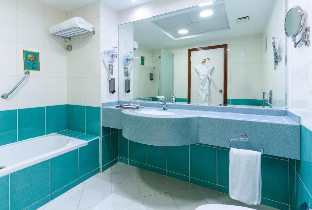 21-سرویس-بهداشتی-هتل-4-ستاره-کورال-دبی-دیره- Coral-Dubai-Deira-Hotel-Bathroom.jpg