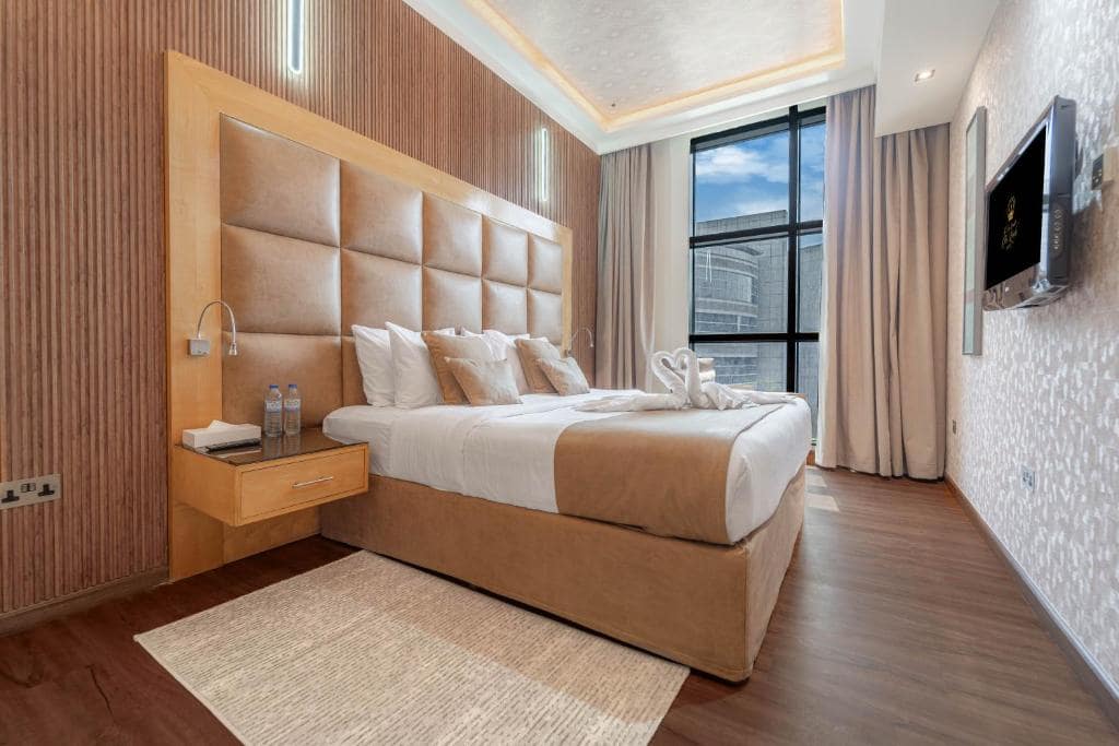 10-اتاق-خواب-هتل4-ستاره-د-لیلا-دبی- The-Leela-Hotel-Bedroom.jpg