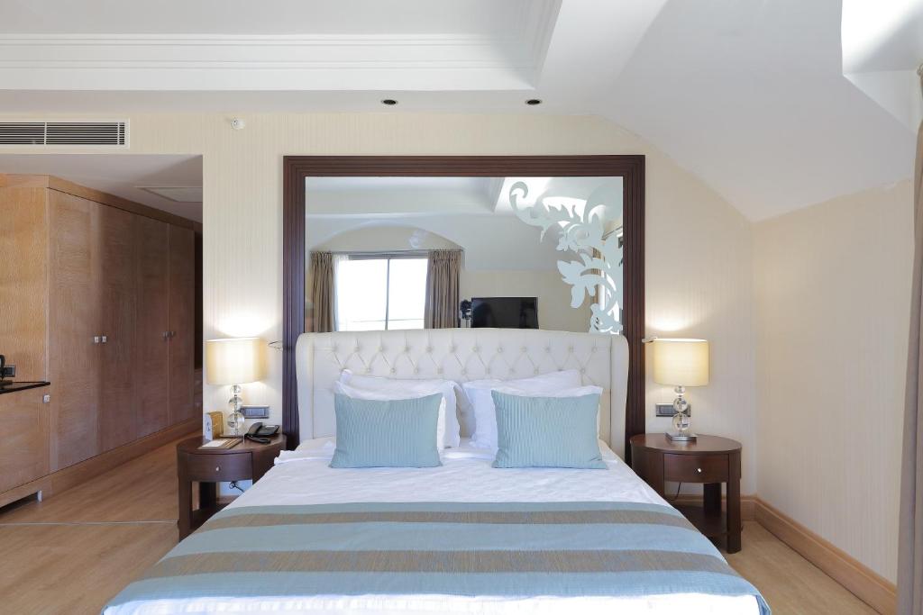 15-اتاق-هتل-5-ستاره-آمارا-پریمیر-پالاس-آنتالیا- Amara-Premier-Palace-Hotel-Antalya-Room.jpg