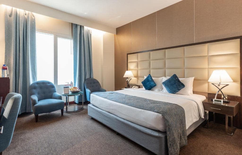02-اتاق-خواب-هتل-3-ستاره-هاوارد-جانسون-بر-دبی- Howard-Johnson-Bur-Dubai-Bedroom.jpg